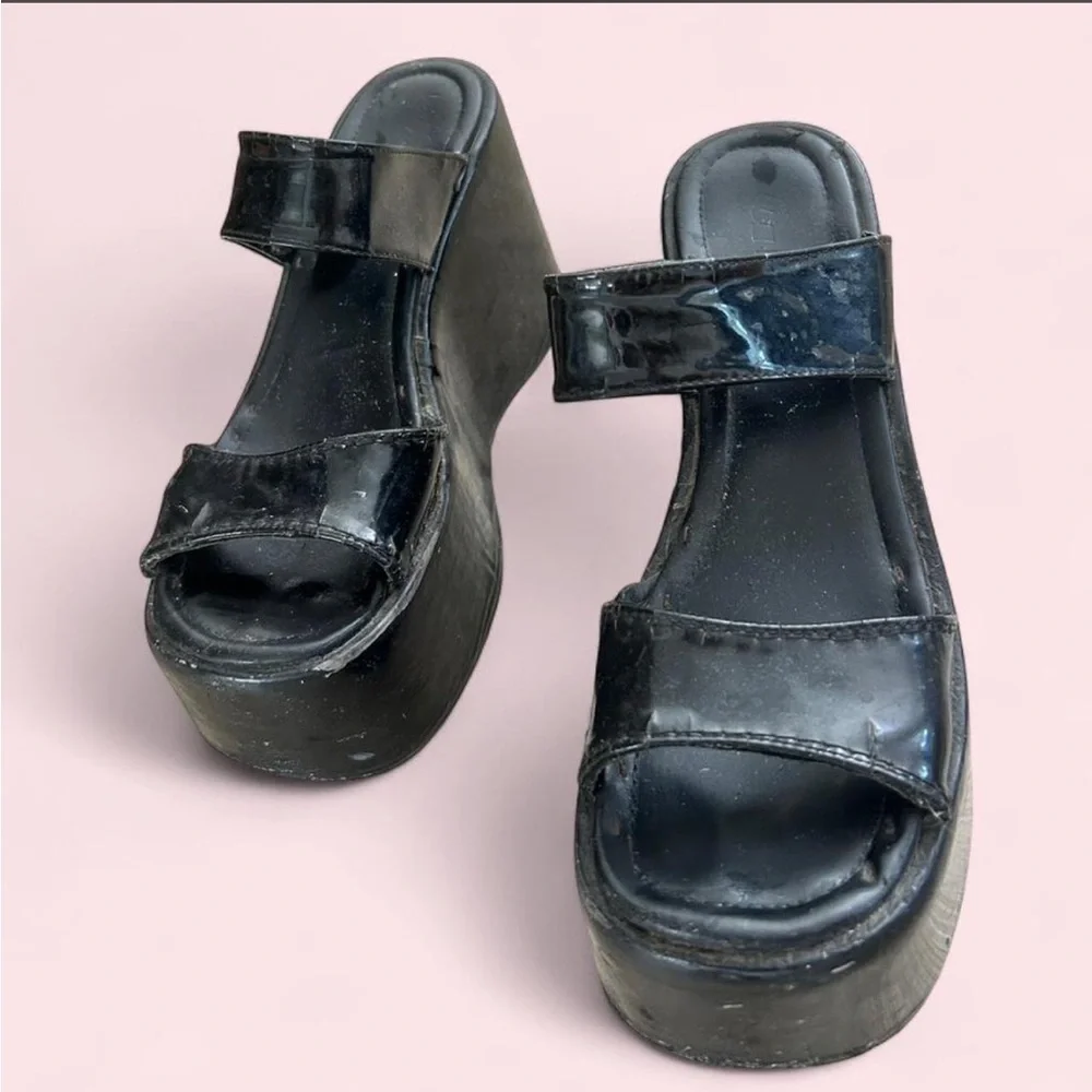 UNIF Gia Sandals